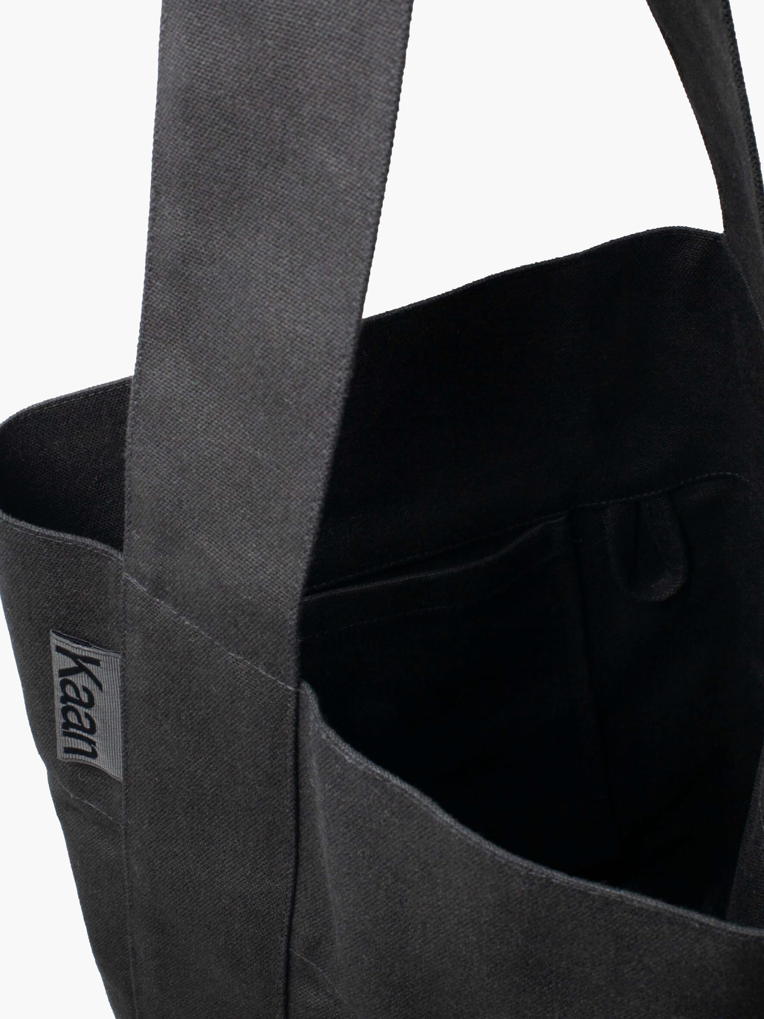 Kaan トートバッグ ブラック Mega Bucket Tote in Black (Water Repellent Cotton) – Kaan